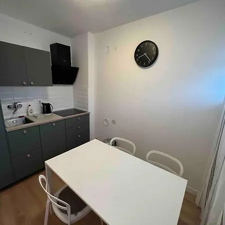 Lovely 2 Bedroom In Center Σπλιτ