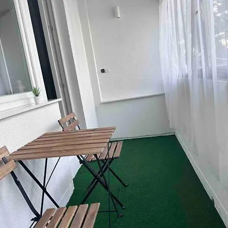 Lovely 2 Bedroom In Center Σπλιτ