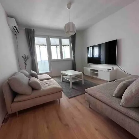Lovely 2 Bedroom In Center Διαμέρισμα *